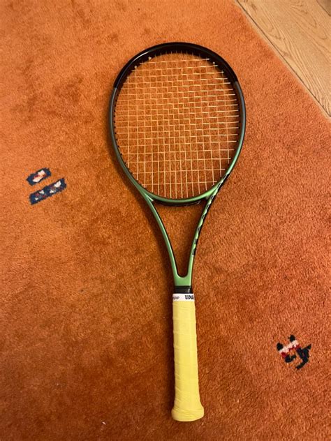 Wilson Blade Pro v8 16x19 Grip 3 運動產品 運動與體育 運動與體育 球拍和球類運動 Carousell