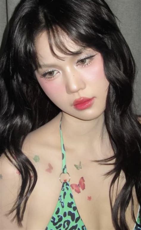 Ngọc Trinh gây sốt với loạt ảnh bikini nóng bỏng hết nấc khoe dáng