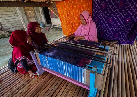 Menjahit Tenun Donggala Visitsulteng Jelajah Sulawesi Tengah