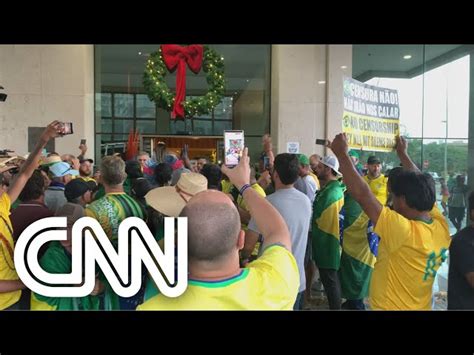 Manifestantes Protestam Contra Lula Em Frente A Hotel Onde O Pol Tico