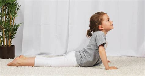 Positions De Yoga Faciles Et Relaxantes Pour Les Enfants Terrafemina