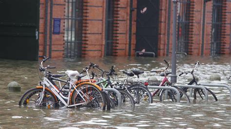 Sturmflut An Nordsee Und Elbe Hamburger Fischmarkt Mal Wieder Berschwemmt