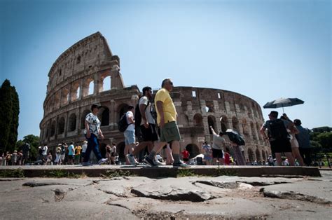 Tourist Who Graffitied The Colosseum Claims He Didn T Know The