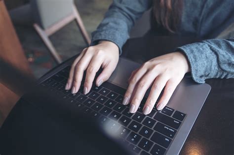 Mujer que usa la computadora portátil Foto Premium