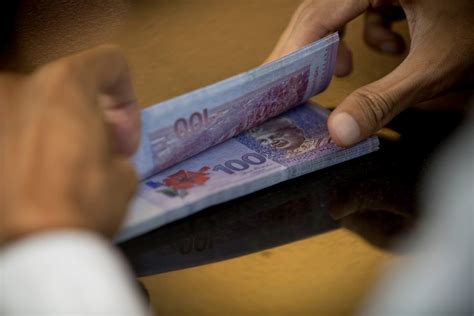 Ringgit Dibuka Lebih Tinggi Berbanding Dolar AS KLSE Screener