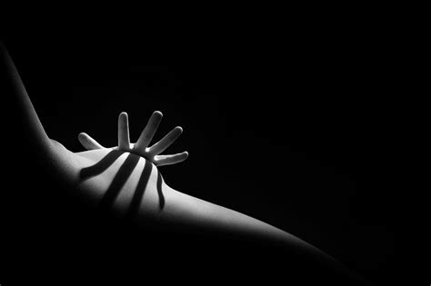 Triển lãm ảnh nude đầu tiên ở Hà Nội sẽ gắn mác 18