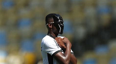 Luiz Henrique Brilha E L Der Botafogo Vence O Flamengo Brasileir O