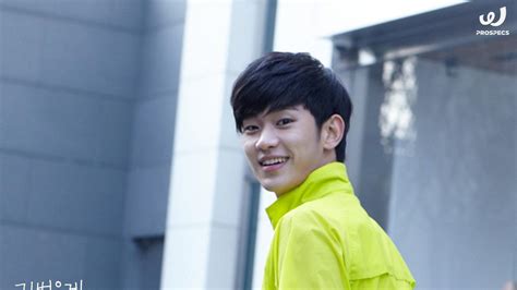 Penggemar Membludak Tiket Fan Meeting Kim Soo Hyun Ditambah ShowBiz