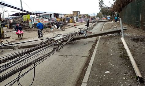 Cami N Derriba Postes Del Tendido De Cables Dejando Sin Luz A