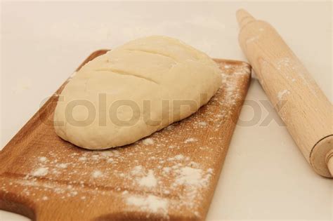 Köchin Formen von Teig zum Brotbacken Stock Bild Colourbox