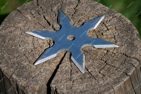 Shuriken Jetant Une étoile Ninja Japonaise Traditionnelle Arme Froide