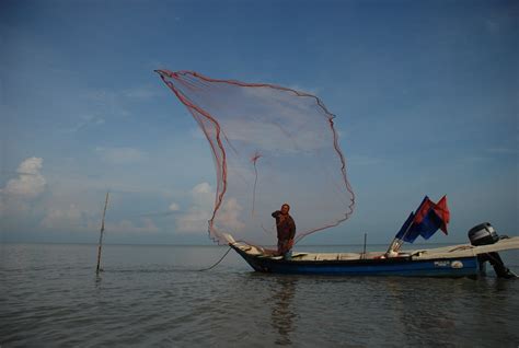 Nelayan Menjala Di Kuala Selangor Raflis Muhamed Flickr