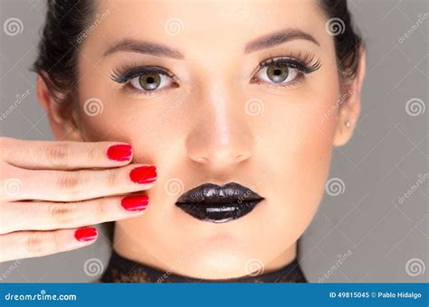 Jeune Belle Femme Gothique Avec Les Clous Rouges Image Stock Image Du