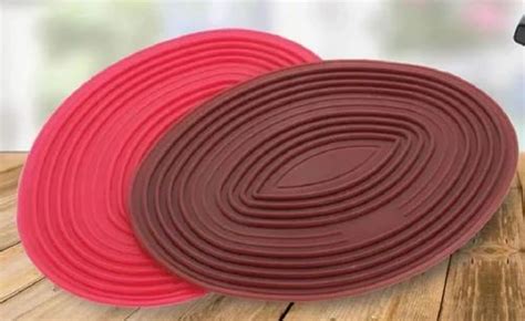 Maroon Oval Silicon Heat Resistant Anti Slip Mat For Kitchen Thickness