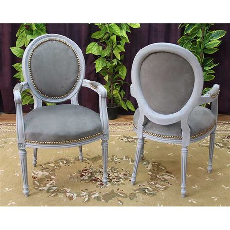 2 CHAISES MEDAILLON AVEC ACCOUDOIRS CERUSE GRIS VELOURS GRIS