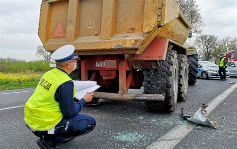 Tragedia Pod Lesznem Dostawczak Wbi Si W Ci Gnik Z Przyczep