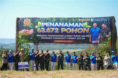 Pangkostrad Dan Dirut Pupuk Kaltim Tanam 63 672 Pohon Program Community