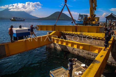 Perbaikan Dermaga Satu Pelabuhan Ferry Bastiong Ternate Antara Foto