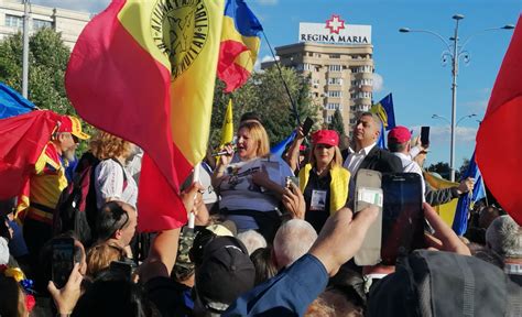 VIDEO Incidente La Mitingul AUR Din Piata Victoriei Protestatarii AUR