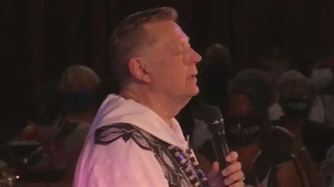 El Padre Michael Pfleger Vuelve A Oficiar Una Misa Tras Las Acusaciones