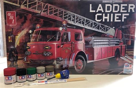 American LaFrance Ladder Chief Fire Truck Z Farbami I Klejem W Skali 1