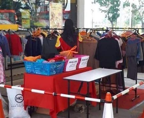 Pemilik Stesen Minyak Ini Tawarkan Baju Raya Terpakai Secara Percuma