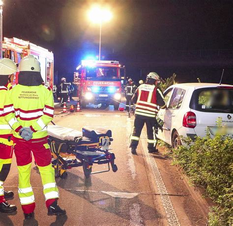 Langenfeld Feuerwehr Rettet Zwei Menschen Aus Renault