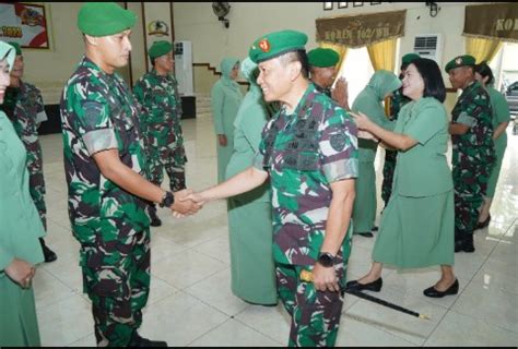 Delapan Perwira Melaksanakan Korps Kenaikan Pangkat Di Depan Danrem