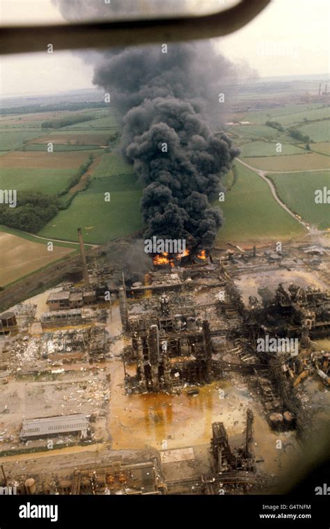 Vista aérea de daños a la planta química Nypro UK en Flixborough North