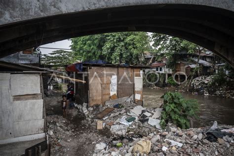 Kelanjutan Normalisasi Sungai Ciliwung ANTARA Foto