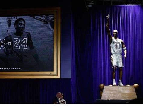 Develan La Primera De Tres Estatuas De Kobe Bryant Líder En Deportes