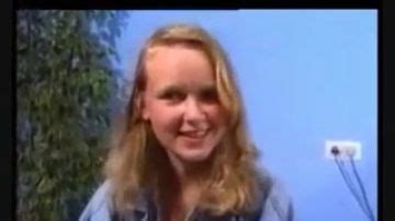 Schattige Nederlandse Is Aan Het Vingeren Met Dildo PORN300