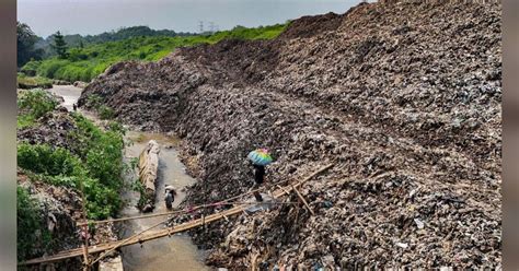 Foto Penampakan Gunung Sampah Di Tpa Cipayung Yang Overload Hingga