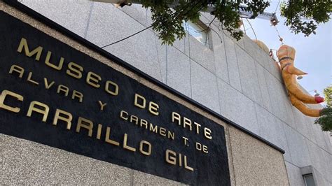 Se Exhibe Colosal Escultura Sobre La Fachada Del Museo De Arte Carrillo Gil