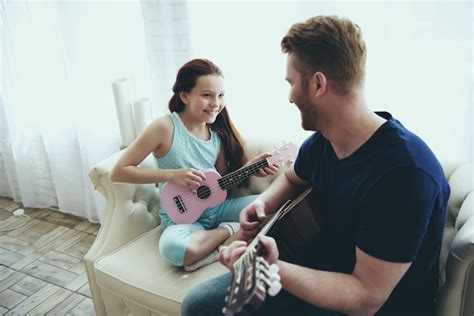 Pap Le Muestra A Su Hija C Mo Tocar La Guitarra Foto Premium