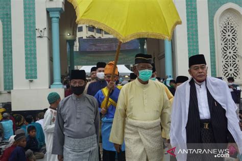 Sultan Deli Shalat Id Bersama Ribuan Warga Di Masjid Raya Medan