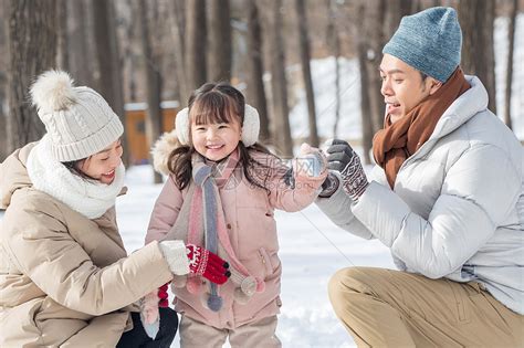 一家三口在雪地里玩耍高清图片下载 正版图片507667348 摄图网