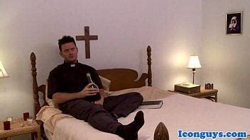 Un prêtre gay se tourne vers la boisson et le vice dans u