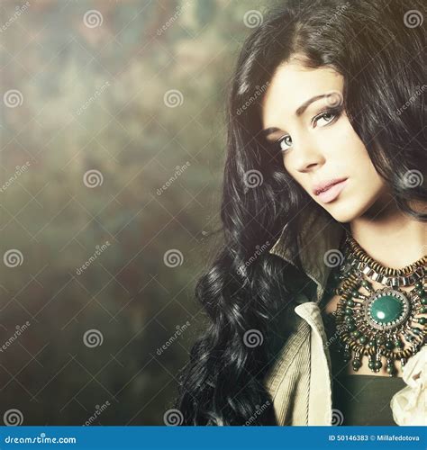 Mannequin Met Professionele Make Up En Lang Haar Stock Afbeelding Image Of Brunette Stijl