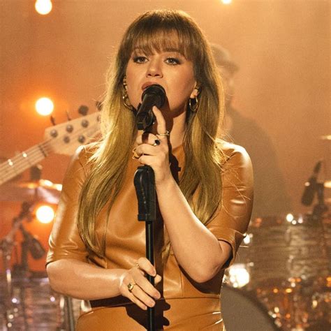 Kelly Clarkson Wows Disney Fans With Emotional Kellyoke Cover From