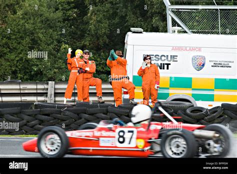 Marshalls Anerkennen Ende Des Rennens Mit Einem Winken Dummy Am Oulton