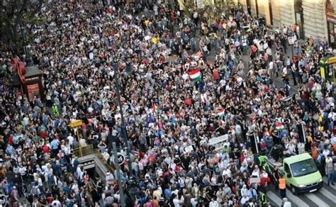 Protest De Amploare La Budapesta Zeci De Mii De Oameni M R Luiesc