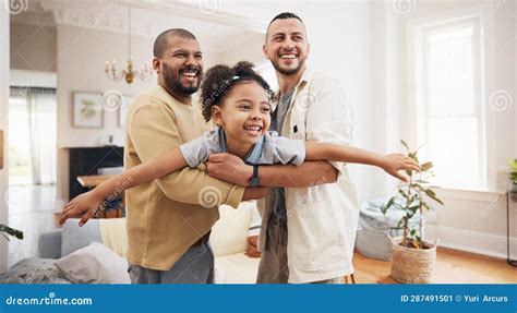 Gay Parents Fille Et Jouer Comme Avion La Maison Ou Tenir Enfant Comme Avion Levant Ou Volant