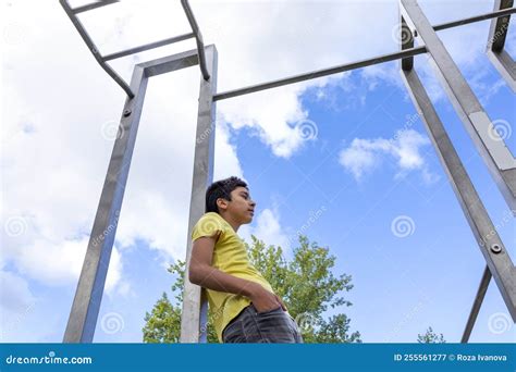 Un Adolescent Se Tient Au Complexe Sportif Les Mains Dans Les Poches De