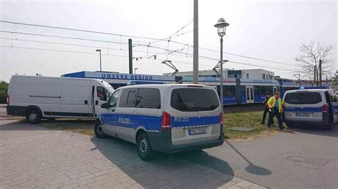 Schon Wieder Kracht Ein Auto In Rostocker Stra Enbahn