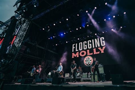 FLOGGING MOLLY Singer DAVE KING Talks Celtic Punk FASTWAY MOTÖRHEAD