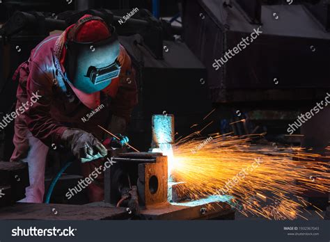 Welder Use Carbon Air Arc Gouging Stock Photo 1932367043 Shutterstock