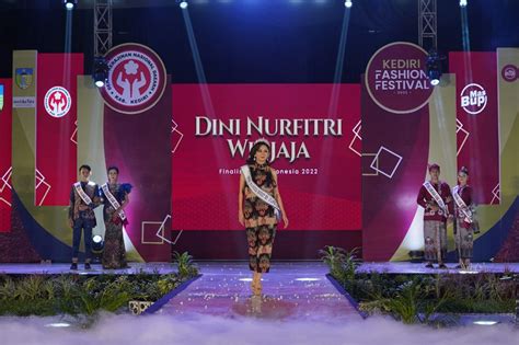 Finalis Putri Indonesia Puji Motif Batik Kabupaten Kediri Berita Hari