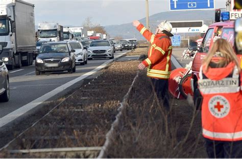 Tödlicher Unfall auf A6 Polizist geht auf Gaffer los und führt Mann