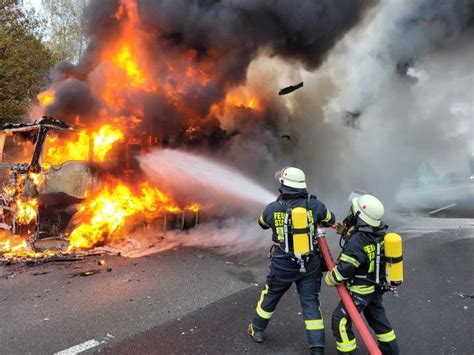 A Nach Niedersachsen Gesperrt Rauchs Ule Kilometerweit Sichtbar